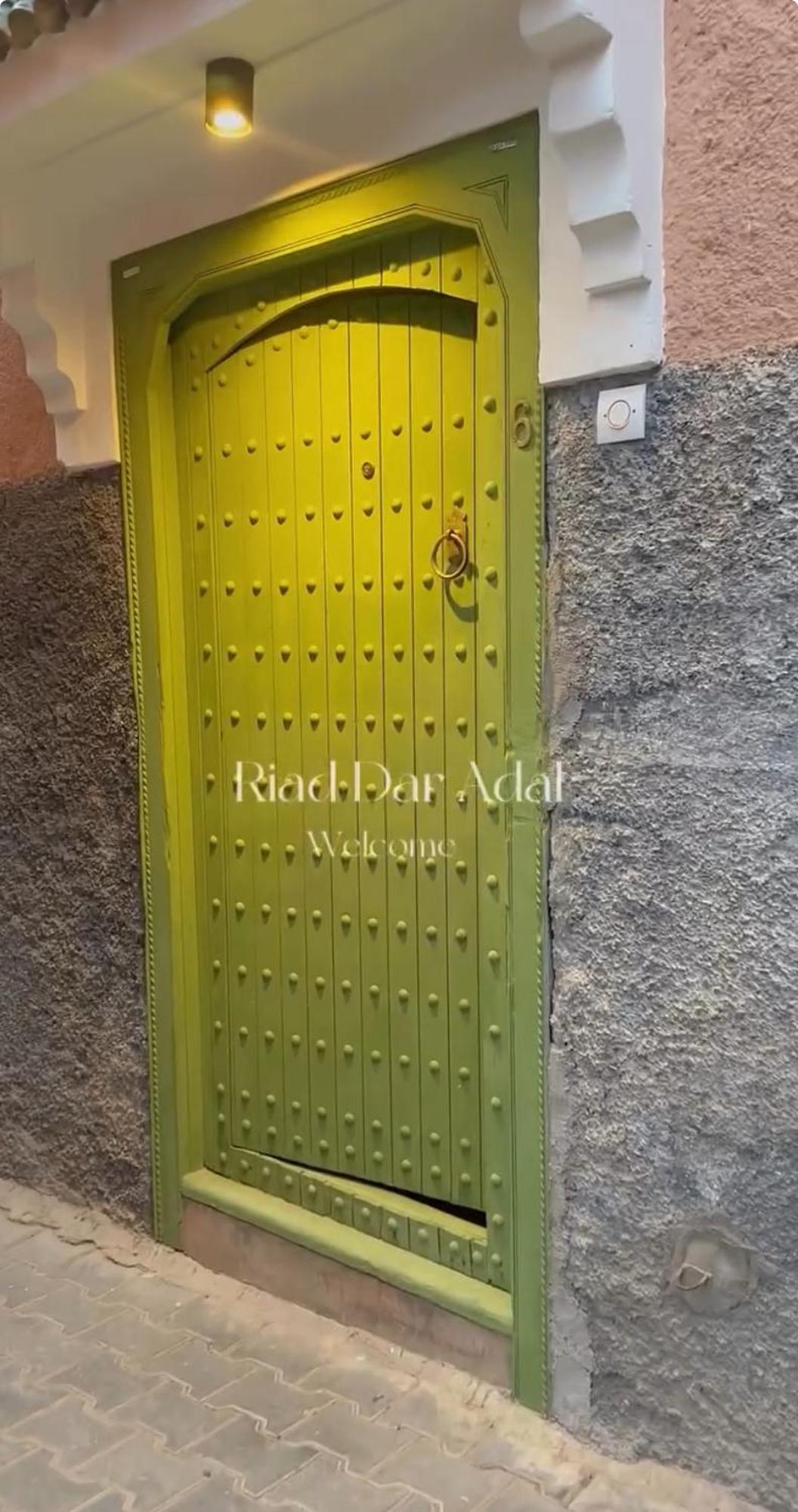 مراكش Riad Dar Adal Exclusivite 2 A 6 Personnes Petit Dejeuner Compris Place Jemaa El Fna المظهر الخارجي الصورة